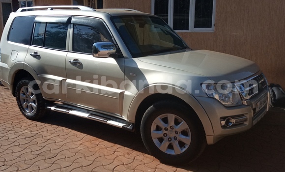 Nunua Ilio tumika Mitsubishi Pajero Fedha Gari ndani ya Kampala nchini Uganda