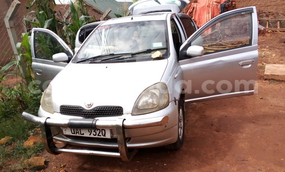 Gura Yakoze Toyota Vitz Silver Imodoka i Kampala mu Uganda Gura Yakoze Toyota Vitz Silver Imodoka i Kampala mu Uganda
