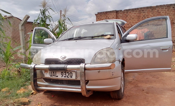 Gura Yakoze Toyota Vitz Silver Imodoka i Kampala mu Uganda Gura Yakoze Toyota Vitz Silver Imodoka i Kampala mu Uganda