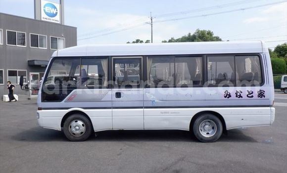 Nunua Ilio tumika Mitsubishi Van Nyingine Lori ndani ya Kampala nchini Uganda Nunua Ilio tumika Mitsubishi Van Nyingine Lori ndani ya Kampala nchini Uganda