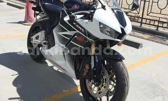 Acheter Import Moto Honda CBR Blanc à Kampala, Ouganda Acheter Import Moto Honda CBR Blanc à Kampala, Ouganda