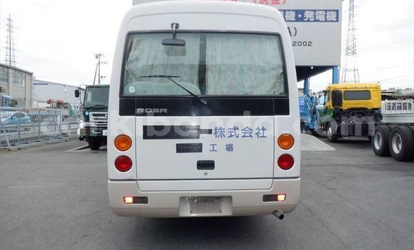 Nunua Ilio tumika Mitsubishi Van Nyeupe Lori ndani ya Kampala nchini Uganda Nunua Ilio tumika Mitsubishi Van Nyeupe Lori ndani ya Kampala nchini Uganda