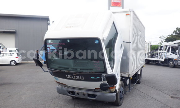 Nunua Ilio tumika Isuzu Bighorn Nyeupe Lori ndani ya Kampala nchini Uganda Nunua Ilio tumika Isuzu Bighorn Nyeupe Lori ndani ya Kampala nchini Uganda