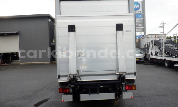 Nunua Ilio tumika Isuzu Bighorn Nyeupe Lori ndani ya Kampala nchini Uganda Nunua Ilio tumika Isuzu Bighorn Nyeupe Lori ndani ya Kampala nchini Uganda