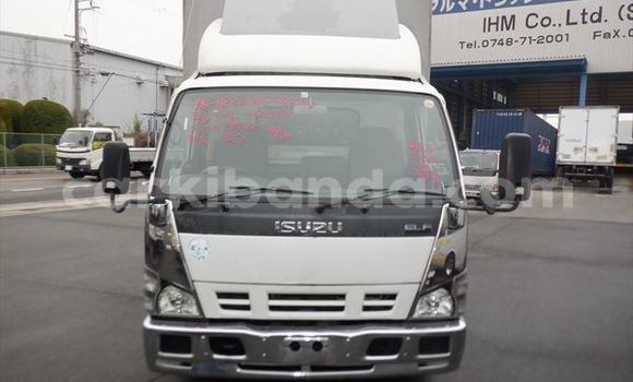 Nunua Ilio tumika Isuzu Bighorn Nyeupe Lori ndani ya Kampala nchini Uganda Nunua Ilio tumika Isuzu Bighorn Nyeupe Lori ndani ya Kampala nchini Uganda