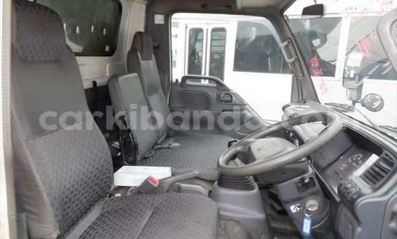 Nunua Ilio tumika Isuzu Bighorn Nyeupe Lori ndani ya Kampala nchini Uganda Nunua Ilio tumika Isuzu Bighorn Nyeupe Lori ndani ya Kampala nchini Uganda