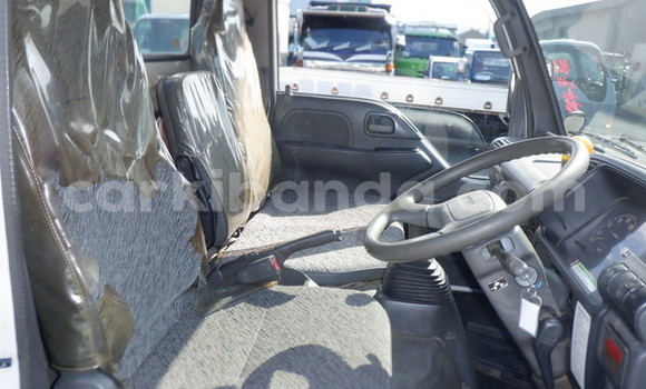 Nunua Ilio tumika Isuzu Bighorn Nyeupe Lori ndani ya Kampala nchini Uganda Nunua Ilio tumika Isuzu Bighorn Nyeupe Lori ndani ya Kampala nchini Uganda