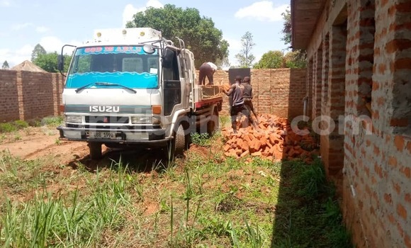 Nunua Ilio tumika Isuzu FTR 850 Nyeupe Lori ndani ya Gulu nchini Uganda Nunua Ilio tumika Isuzu FTR 850 Nyeupe Lori ndani ya Gulu nchini Uganda