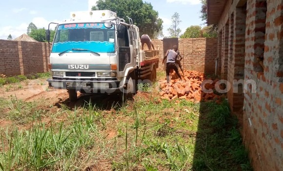 Nunua Ilio tumika Isuzu FTR 850 Nyeupe Lori ndani ya Gulu nchini Uganda Nunua Ilio tumika Isuzu FTR 850 Nyeupe Lori ndani ya Gulu nchini Uganda