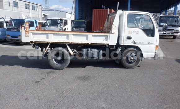 Nunua Ilio tumika Isuzu Bighorn Nyeupe Lori ndani ya Kampala nchini Uganda Nunua Ilio tumika Isuzu Bighorn Nyeupe Lori ndani ya Kampala nchini Uganda