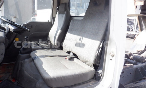 Nunua Ilio tumika Isuzu Bighorn Nyeupe Lori ndani ya Kampala nchini Uganda Nunua Ilio tumika Isuzu Bighorn Nyeupe Lori ndani ya Kampala nchini Uganda