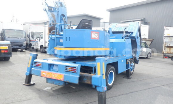 Nunua Ilio tumika Isuzu FTR 850 Bluu Lori ndani ya Kampala nchini Uganda Nunua Ilio tumika Isuzu FTR 850 Bluu Lori ndani ya Kampala nchini Uganda