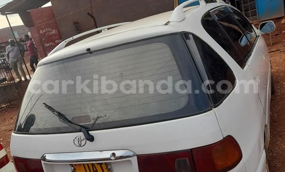 Acheter Occasion Voiture Toyota Ipsum Blanc à Kampala, Ouganda Acheter Occasion Voiture Toyota Ipsum Blanc à Kampala, Ouganda