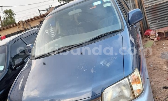 Acheter Occasion Voiture Toyota Noah Bleu à Kampala, Ouganda Acheter Occasion Voiture Toyota Noah Bleu à Kampala, Ouganda