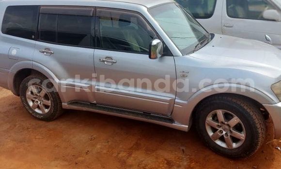 Gura Yakoze Mitsubishi Pajero Silver Imodoka i Kampala mu Uganda