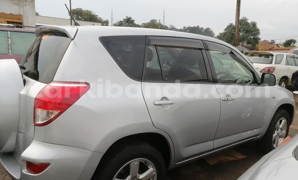 Gura Yakoze Toyota RAV4 Silver Imodoka i Kampala mu Uganda Gura Yakoze Toyota RAV4 Silver Imodoka i Kampala mu Uganda