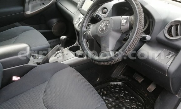 Gura Yakoze Toyota RAV4 Silver Imodoka i Kampala mu Uganda Gura Yakoze Toyota RAV4 Silver Imodoka i Kampala mu Uganda