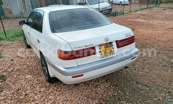Gura Yakoze Toyota Premio White Imodoka i Kampala mu Uganda Gura Yakoze Toyota Premio White Imodoka i Kampala mu Uganda