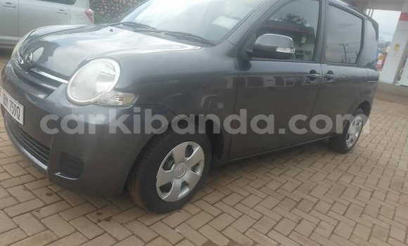 Gura Yakoze Toyota Sienta Black Imodoka i Kampala mu Uganda
