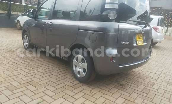 Gura Yakoze Toyota Sienta Black Imodoka i Kampala mu Uganda Gura Yakoze Toyota Sienta Black Imodoka i Kampala mu Uganda