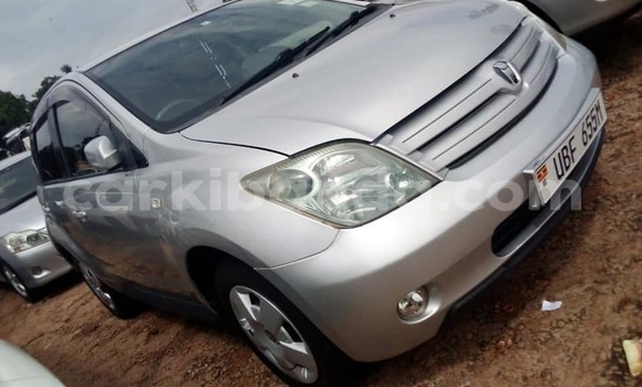 Gura Yakoze Toyota IST Silver Imodoka i Kampala mu Uganda