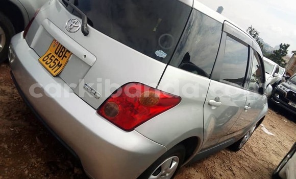 Gura Yakoze Toyota IST Silver Imodoka i Kampala mu Uganda Gura Yakoze Toyota IST Silver Imodoka i Kampala mu Uganda