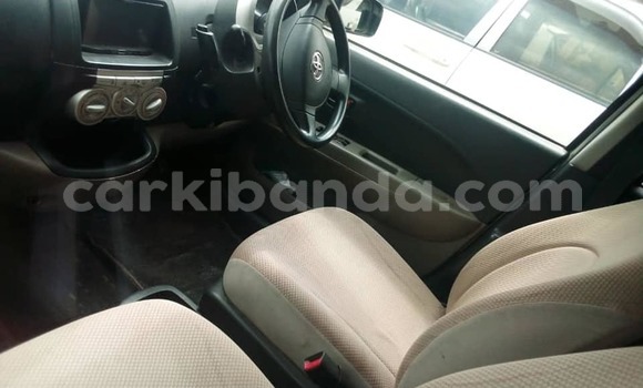 Gura Yakoze Toyota IST Silver Imodoka i Kampala mu Uganda Gura Yakoze Toyota IST Silver Imodoka i Kampala mu Uganda