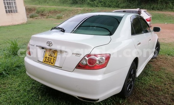 Nunua Ilio tumika Toyota Mark X Nyeupe Gari ndani ya Kampala nchini Uganda