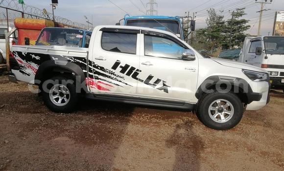 Gura Yakoze Toyota Hilux White Imodoka i Kampala mu Uganda