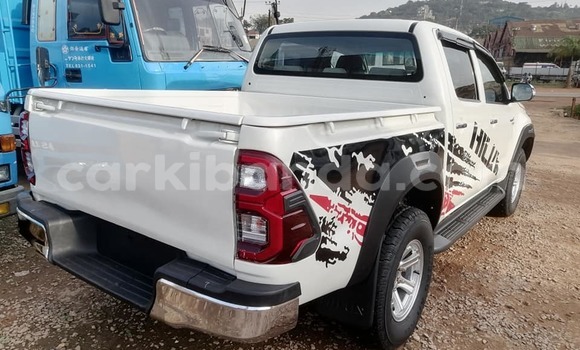 Gura Yakoze Toyota Hilux White Imodoka i Kampala mu Uganda Gura Yakoze Toyota Hilux White Imodoka i Kampala mu Uganda