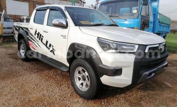 Gura Yakoze Toyota Hilux White Imodoka i Kampala mu Uganda Gura Yakoze Toyota Hilux White Imodoka i Kampala mu Uganda