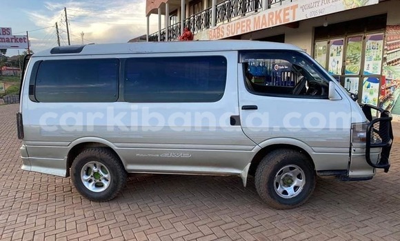 Nunua Ilio tumika Toyota Super Custom Fedha Gari ndani ya Kampala nchini Uganda