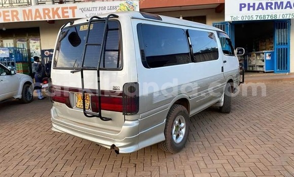 Gura Yakoze Toyota Super Custom Silver Imodoka i Kampala mu Uganda Gura Yakoze Toyota Super Custom Silver Imodoka i Kampala mu Uganda