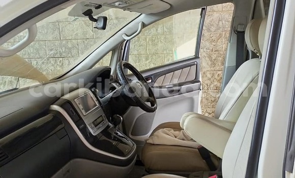 Gura Yakoze Toyota Alphard White Imodoka i Kampala mu Uganda Gura Yakoze Toyota Alphard White Imodoka i Kampala mu Uganda