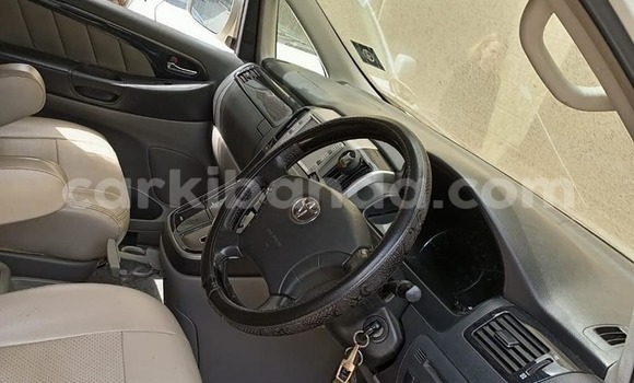 Gura Yakoze Toyota Alphard White Imodoka i Kampala mu Uganda Gura Yakoze Toyota Alphard White Imodoka i Kampala mu Uganda