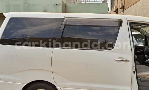 Gura Yakoze Toyota Alphard White Imodoka i Kampala mu Uganda Gura Yakoze Toyota Alphard White Imodoka i Kampala mu Uganda