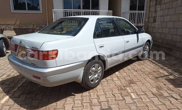 Gura Yakoze Toyota Premio White Imodoka i Kampala mu Uganda