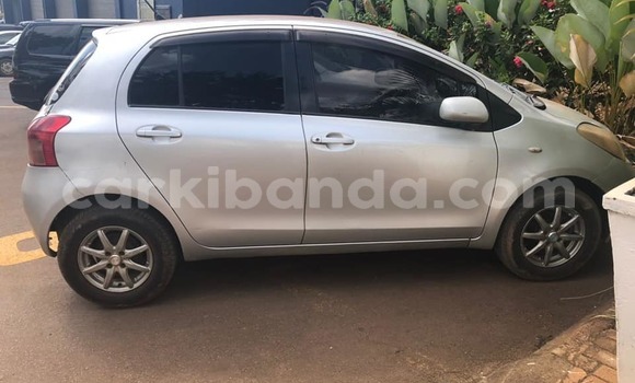 Gura Yakoze Toyota Vitz Silver Imodoka i Kampala mu Uganda