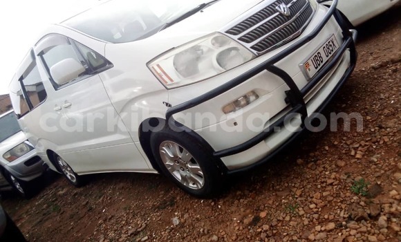 Gura Yakoze Toyota Alphard White Imodoka i Kampala mu Uganda