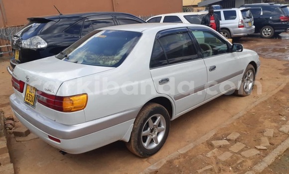 Gura Yakoze Toyota Premio Silver Imodoka i Kampala mu Uganda Gura Yakoze Toyota Premio Silver Imodoka i Kampala mu Uganda