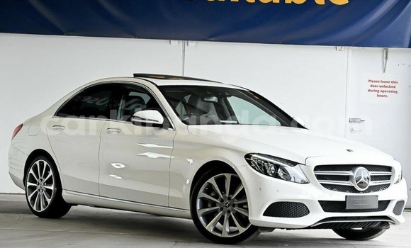 Gura Yakoze Mercedes-Benz C-Classe White Imodoka i Busia mu Uganda