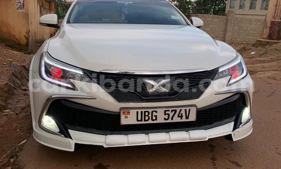 Acheter Occasion Voiture Toyota Mark X Blanc à Kampala, Ouganda