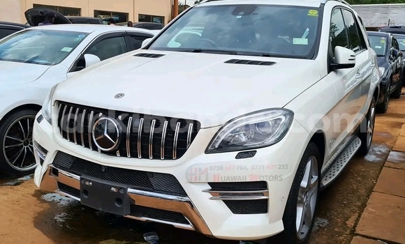 Gura Yakoze Mercedes‒Benz ML–Class White Imodoka i Kampala mu Uganda