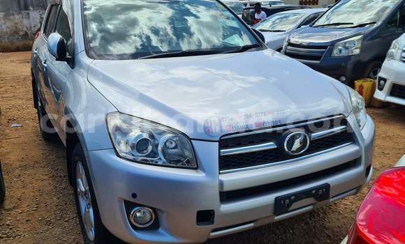 Nunua Ilio tumika Toyota RAV4 Nyeupe Gari ndani ya Kampala nchini Uganda Nunua Ilio tumika Toyota RAV4 Nyeupe Gari ndani ya Kampala nchini Uganda