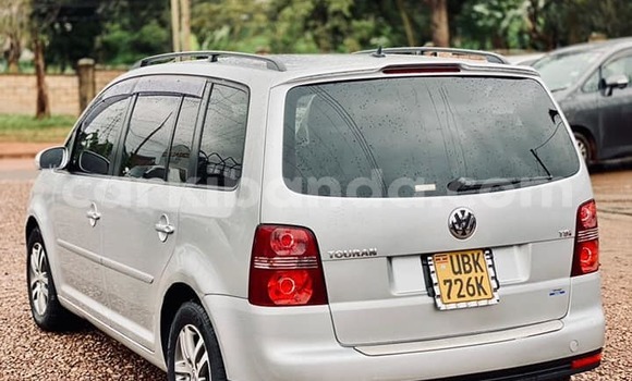 Nunua Ilio tumika Volkswagen Touran Fedha Gari ndani ya Kampala nchini Uganda Nunua Ilio tumika Volkswagen Touran Fedha Gari ndani ya Kampala nchini Uganda