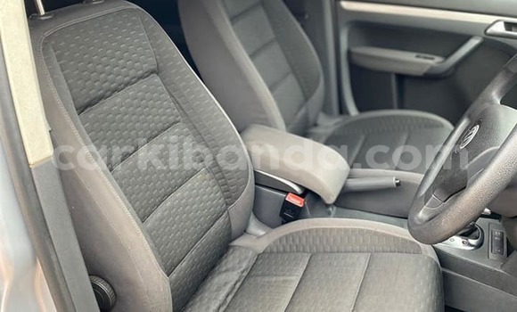 Nunua Ilio tumika Volkswagen Touran Fedha Gari ndani ya Kampala nchini Uganda Nunua Ilio tumika Volkswagen Touran Fedha Gari ndani ya Kampala nchini Uganda