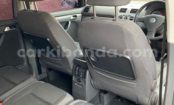 Nunua Ilio tumika Volkswagen Touran Fedha Gari ndani ya Kampala nchini Uganda Nunua Ilio tumika Volkswagen Touran Fedha Gari ndani ya Kampala nchini Uganda