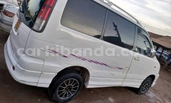 Acheter Occasion Voiture Toyota Noah Blanc à Kampala, Ouganda