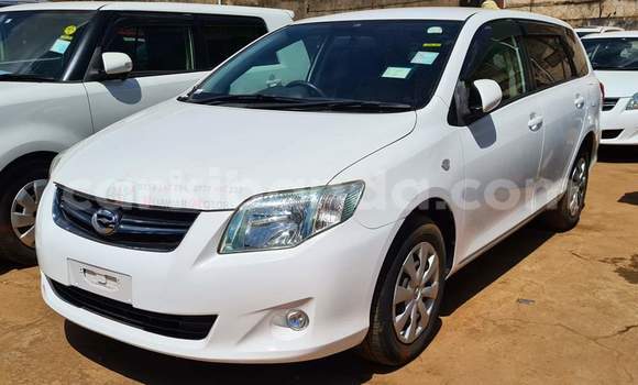 Gura Yakoze Toyota Fielder White Imodoka i Kampala mu Uganda Gura Yakoze Toyota Fielder White Imodoka i Kampala mu Uganda