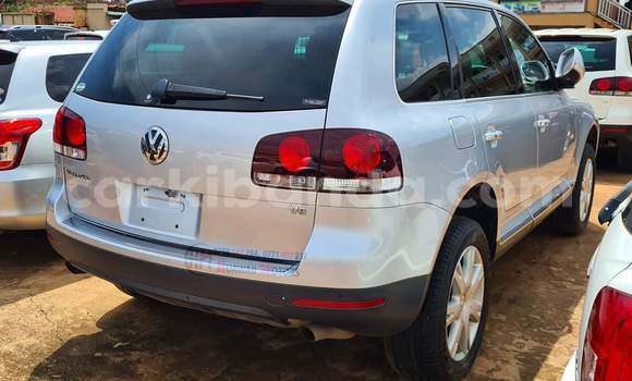 Nunua Ilio tumika Volkswagen Touareg Fedha Gari ndani ya Kampala nchini Uganda Nunua Ilio tumika Volkswagen Touareg Fedha Gari ndani ya Kampala nchini Uganda